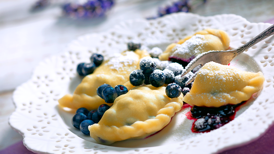 ef452ba3a412-8fabce67be-pierogi-z-jagodami_960x540