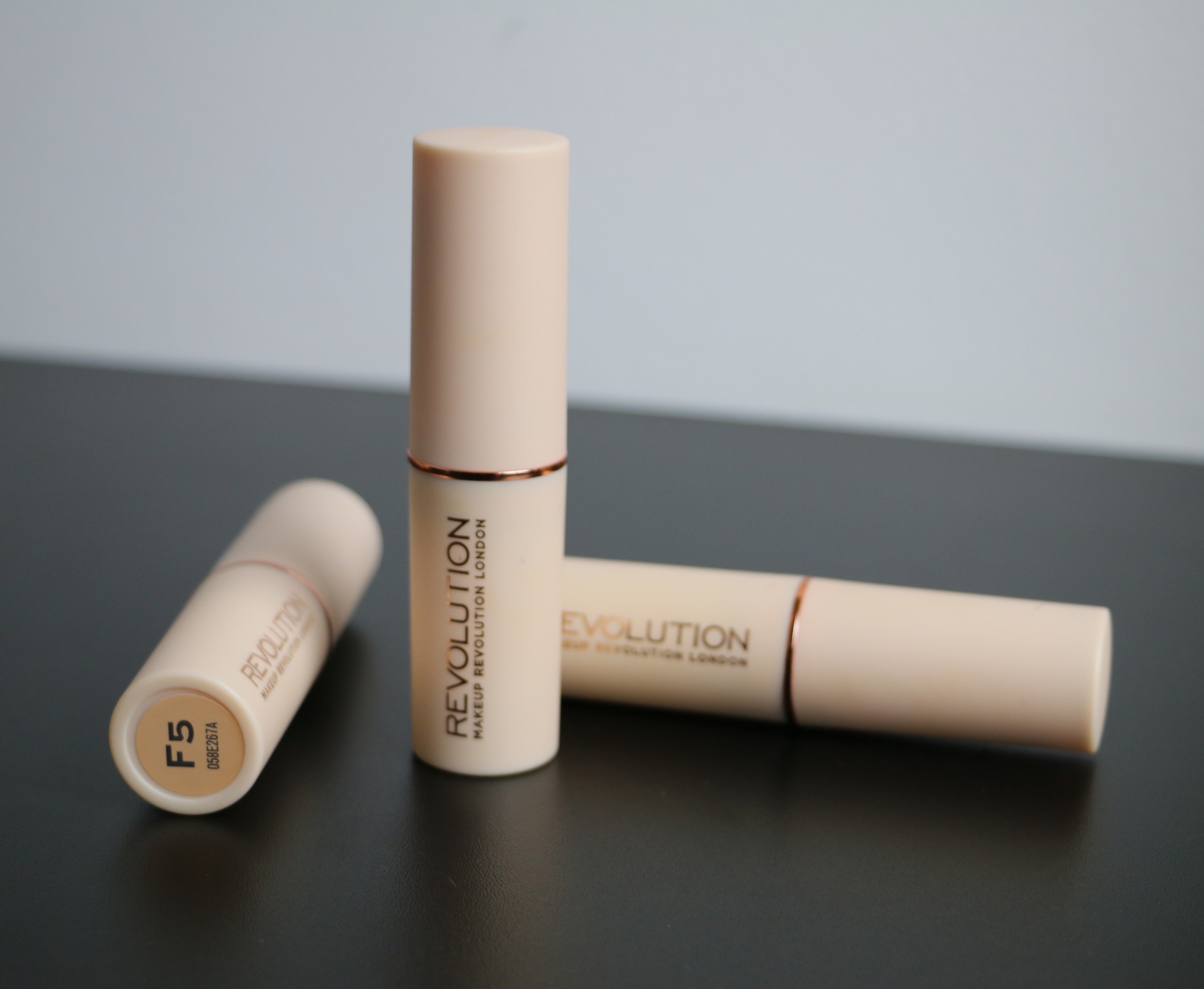 BASE EM BASTÃO MAKEUP REVOLUTION - FAST BASE STICK FOUNDATION